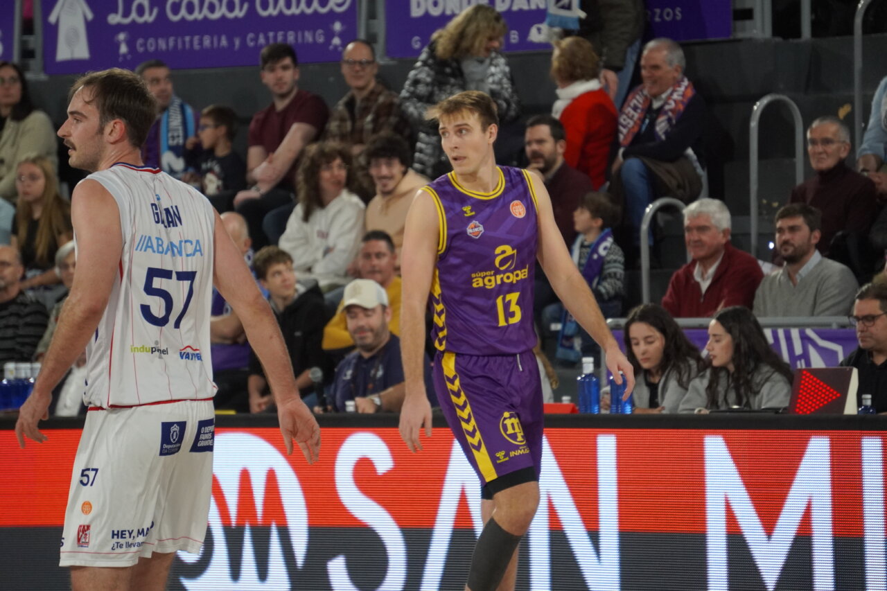 Jugadores de baloncesto en un partido entre Palencia y Obradoiro