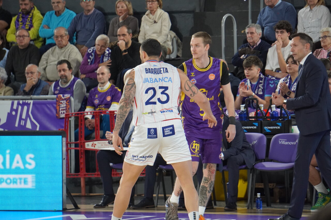 Jugadores de baloncesto en un partido entre Agropal y Obradoiro
