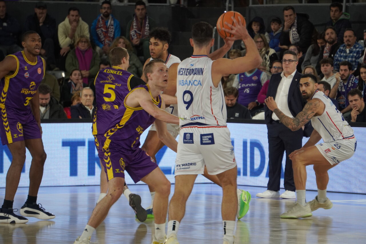 Jugadores de baloncesto en acción durante un partido entre Palencia y Obradoiro