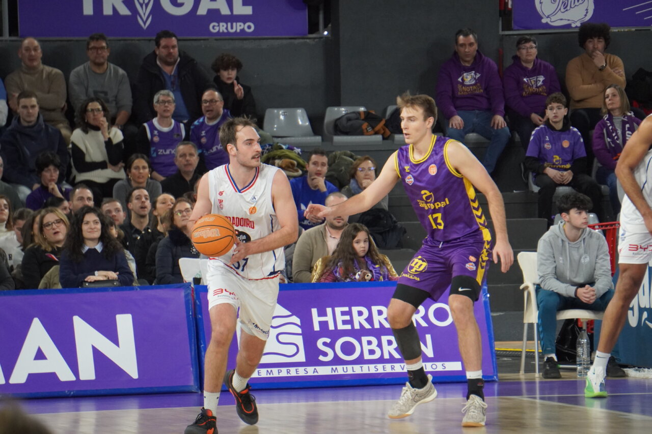 Jugadores de baloncesto en un partido entre Agropal y Obradoiro