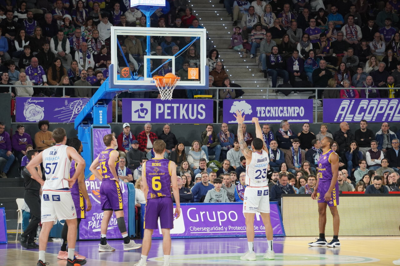 Jugadores de baloncesto en acción durante un partido en Palencia