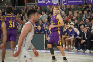 Jugadores de baloncesto en un partido entre Palencia y Obradoiro