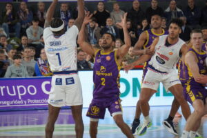 Jugadores de baloncesto en un partido entre Palencia y Obradoiro