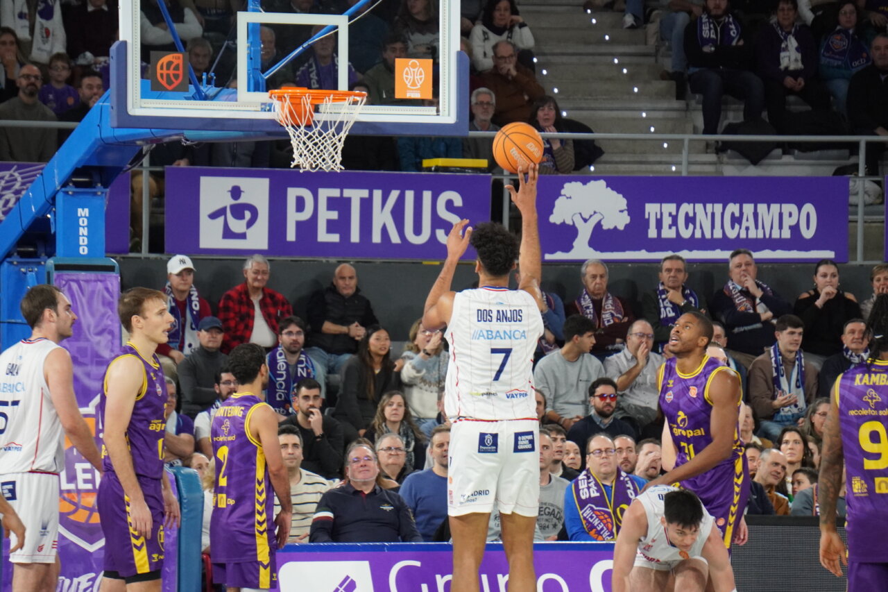 Jugador lanzando a canasta durante un partido de baloncesto en Palencia