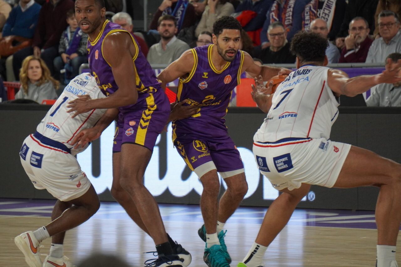 Jugadores de baloncesto en acción durante un partido entre Palencia y Obradoiro