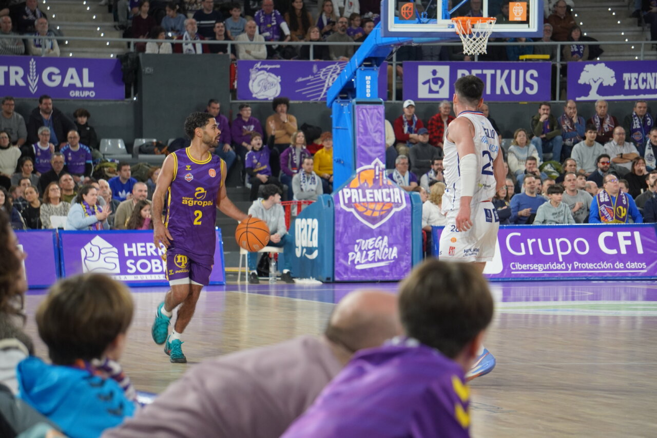 Jugador del Super Agropal Palencia con balón en partido de baloncesto