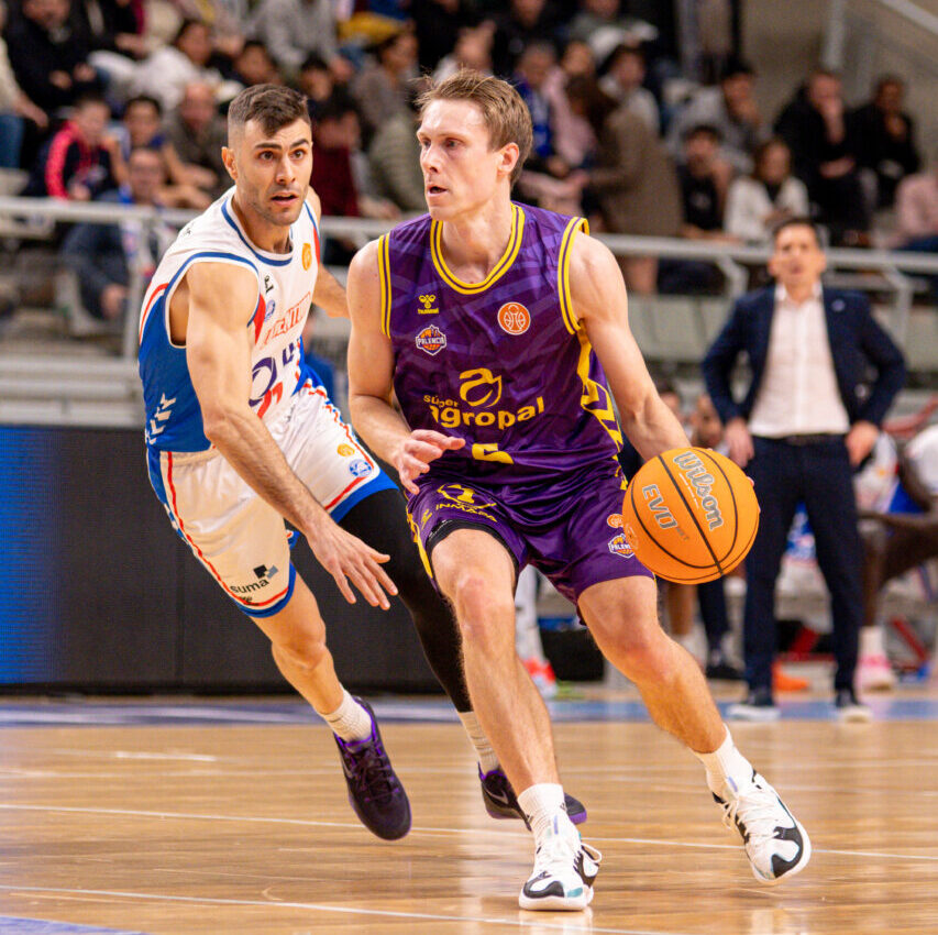 Jugadores de baloncesto compitiendo en un partido entre Palencia y Alicante.