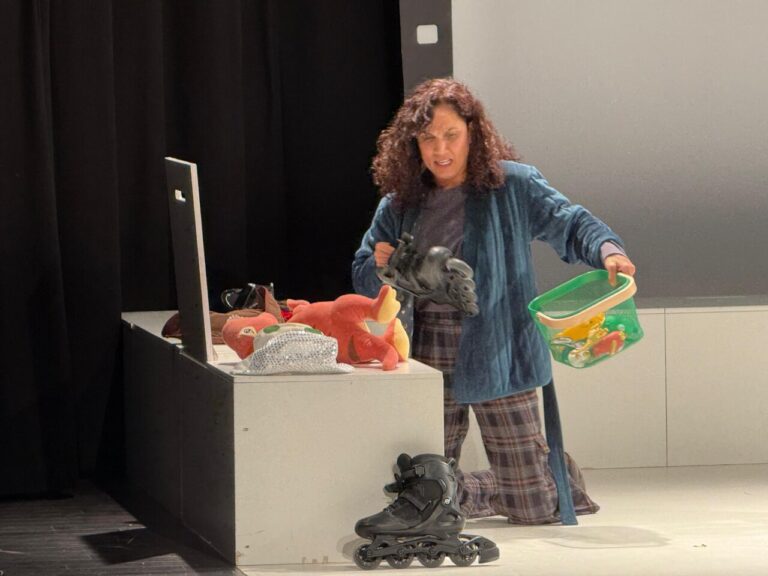 Toni Acosta en el escenario durante su actuación en Guardo