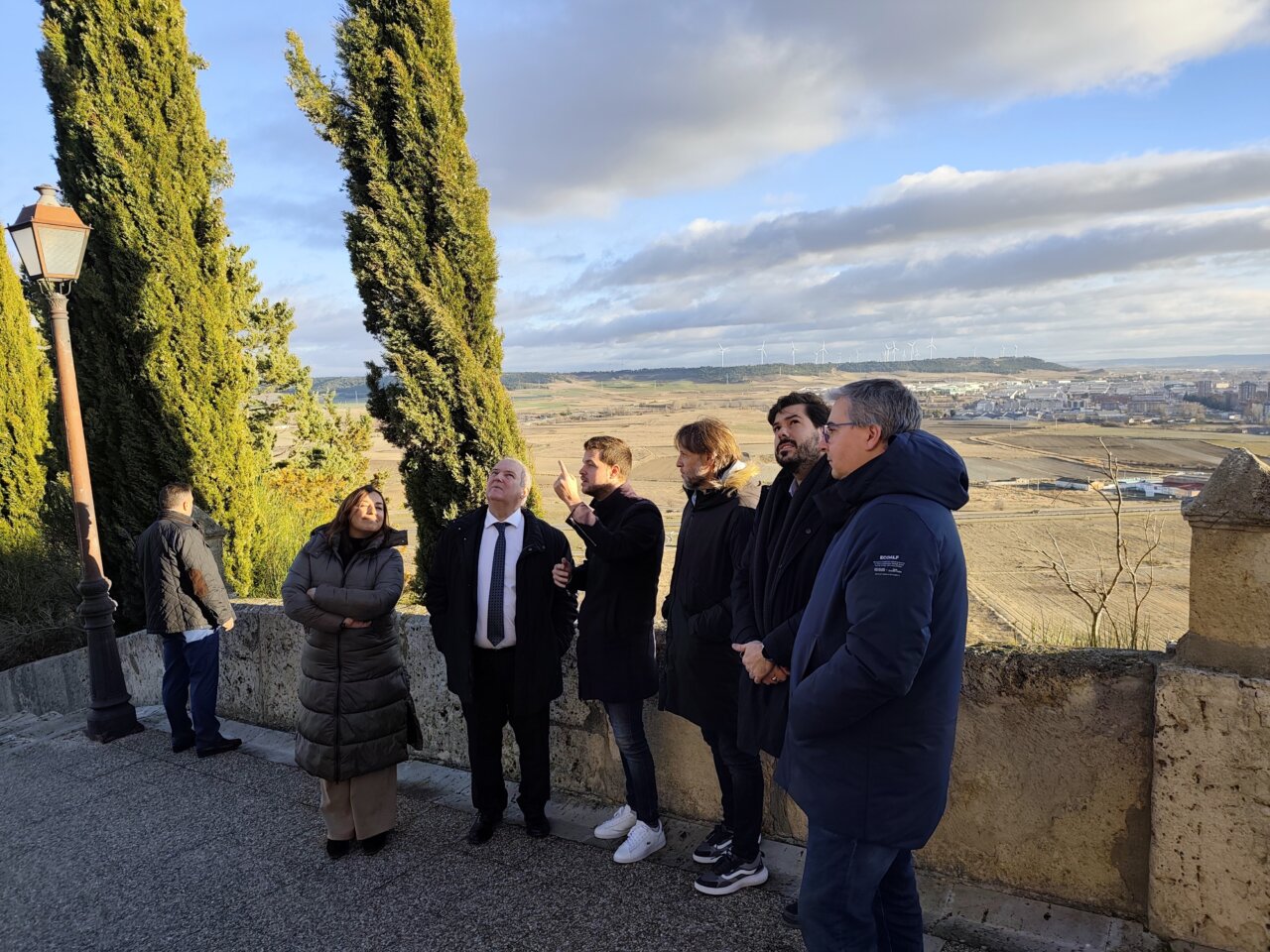 Grupo de personas en el Cristo del Otero observando el paisaje