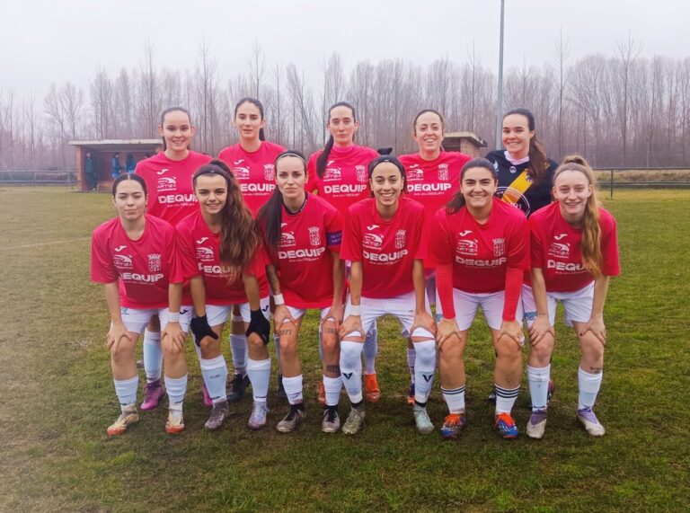 Equipo de fútbol femenino de Palencia posando en el campo tras su victoria