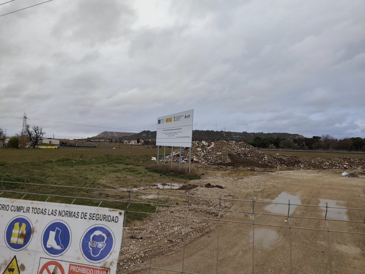 Terreno con tierras contaminadas y señal de seguridad en obras del AVE