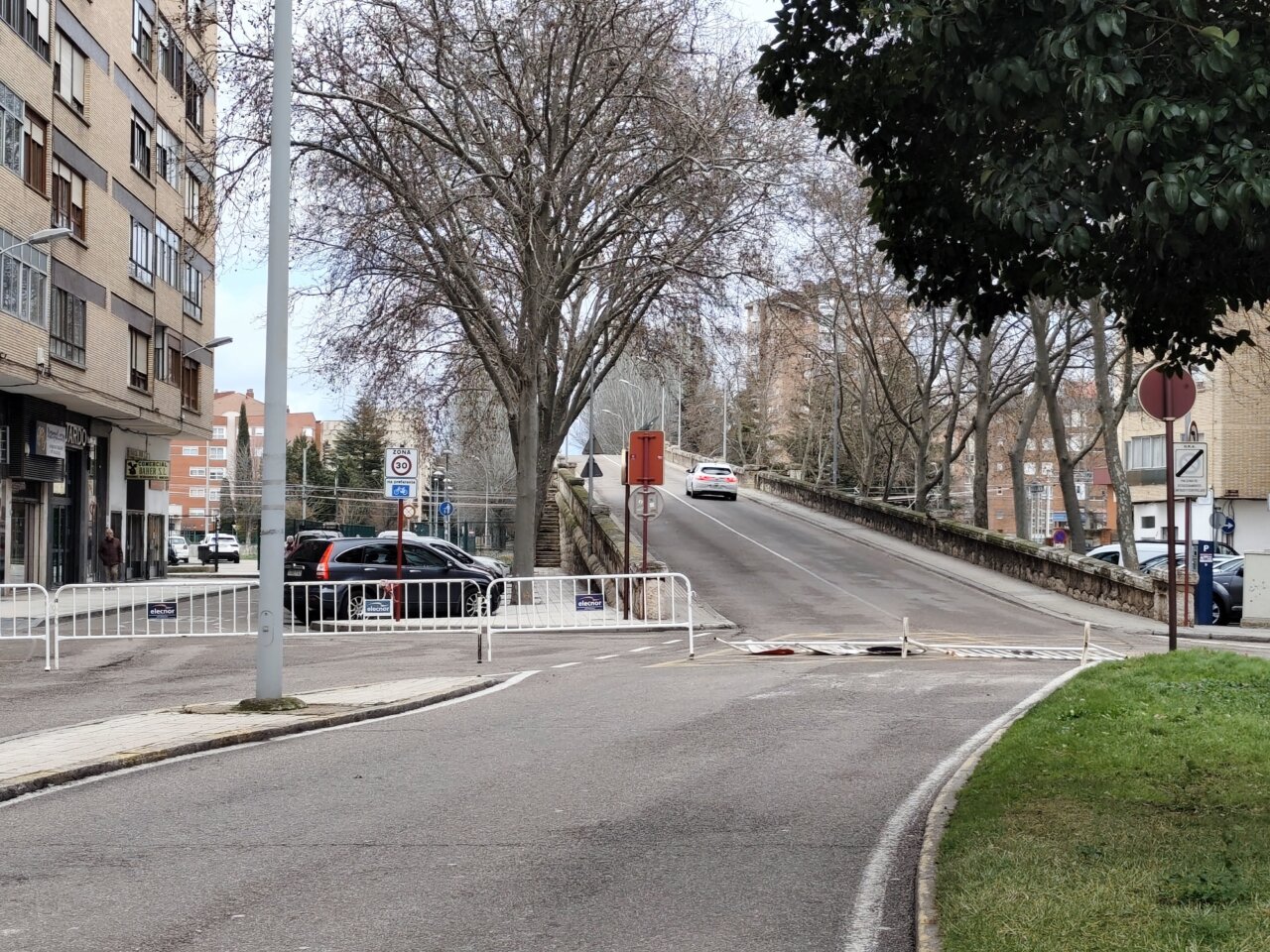 Vista de la glorieta de San Lázaro en Palencia con tráfico restringido