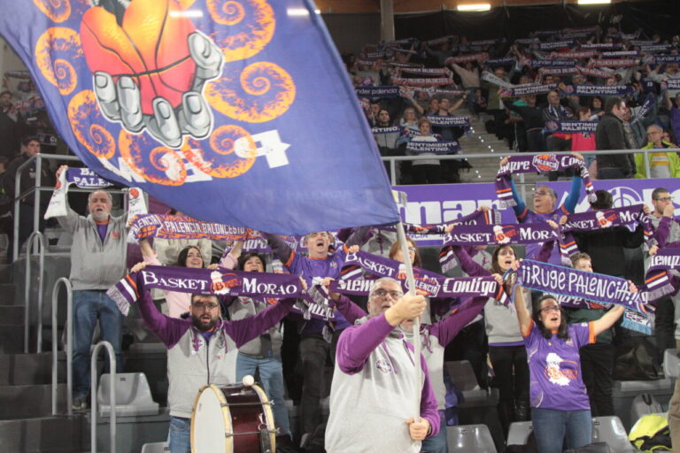 Aficionados animando en un partido de baloncesto en Palencia