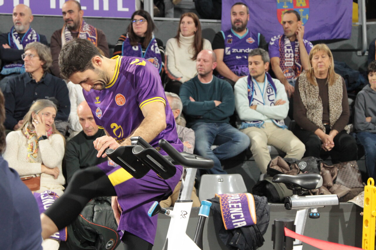 Jugador en bicicleta estática durante un partido de baloncesto en Palencia