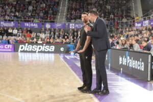 Entrenadores discutiendo durante un partido de baloncesto en Palencia.