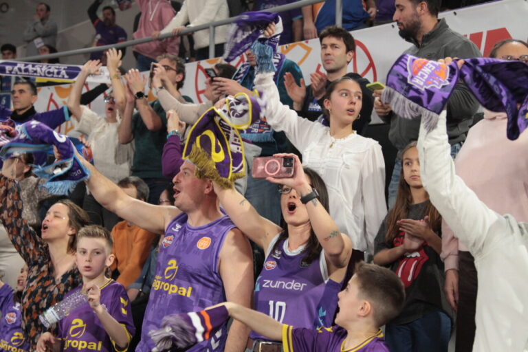 Aficionados animando en las gradas durante la semifinal de baloncesto