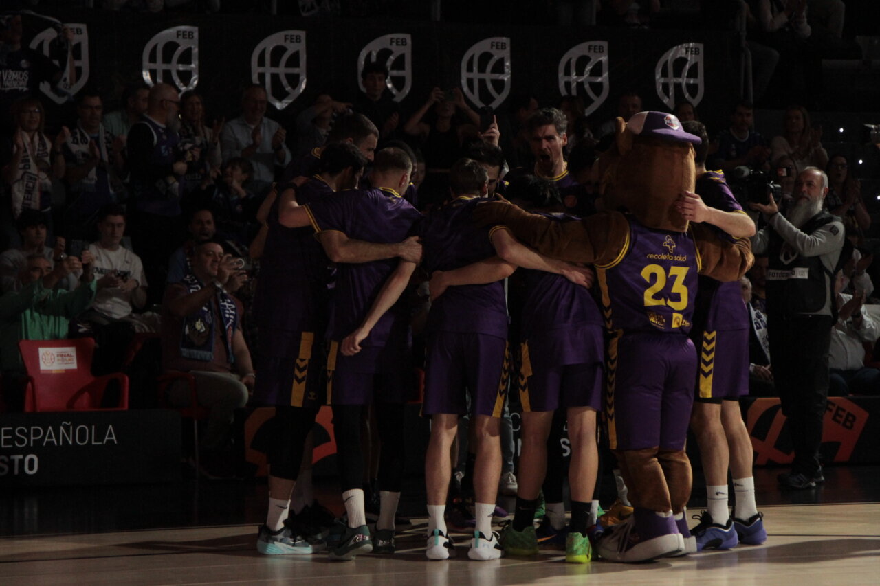 Jugadores de baloncesto en un momento de concentración en la Copa España.