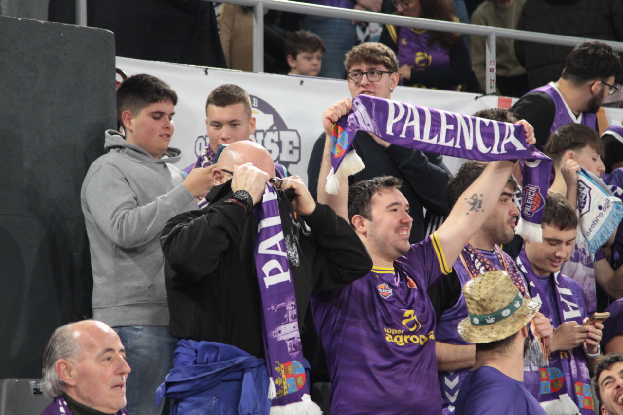 Aficionados animando en las gradas de un partido de la Copa España