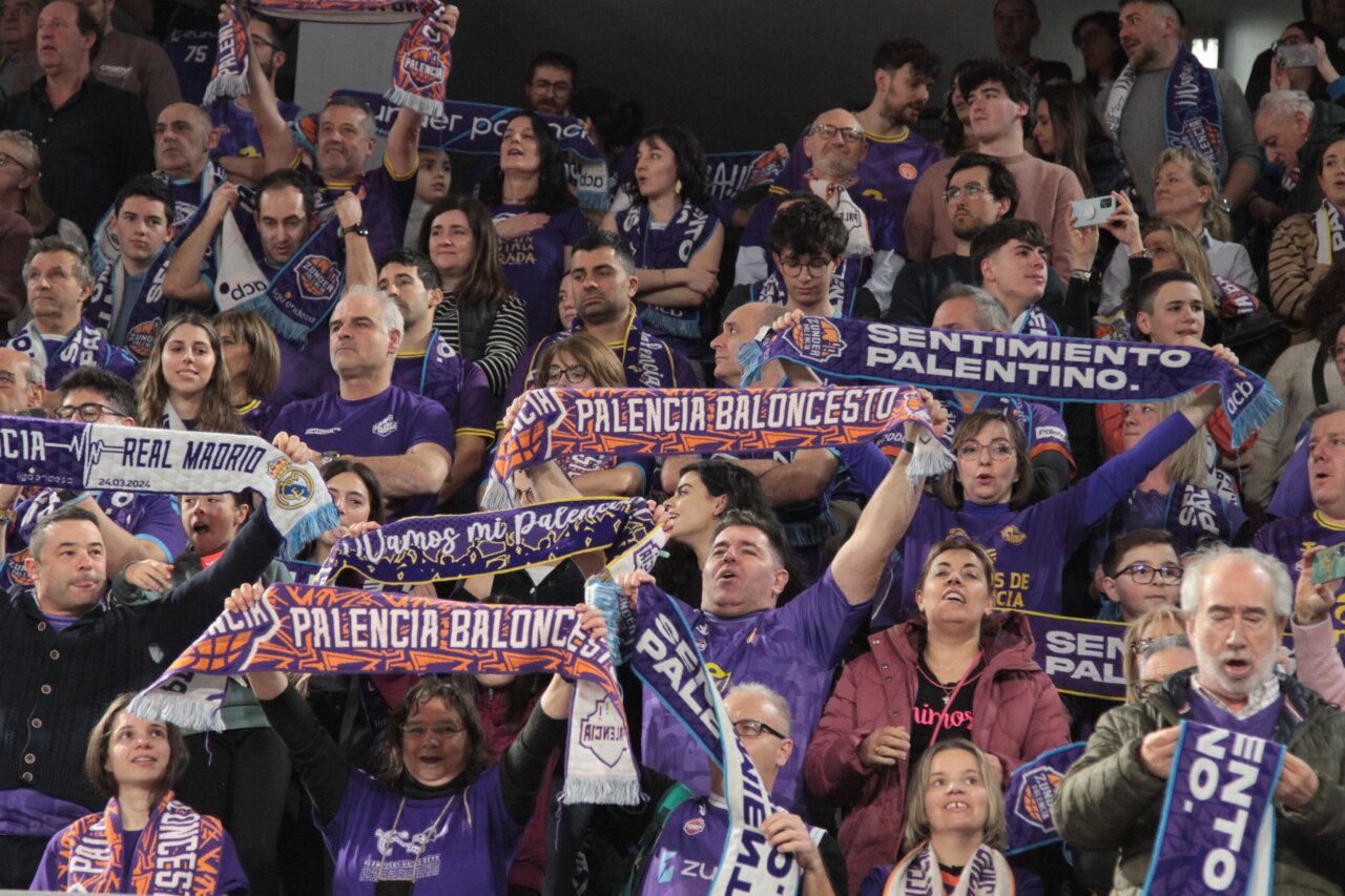 Aficionados animando en las gradas durante la Copa España en Palencia