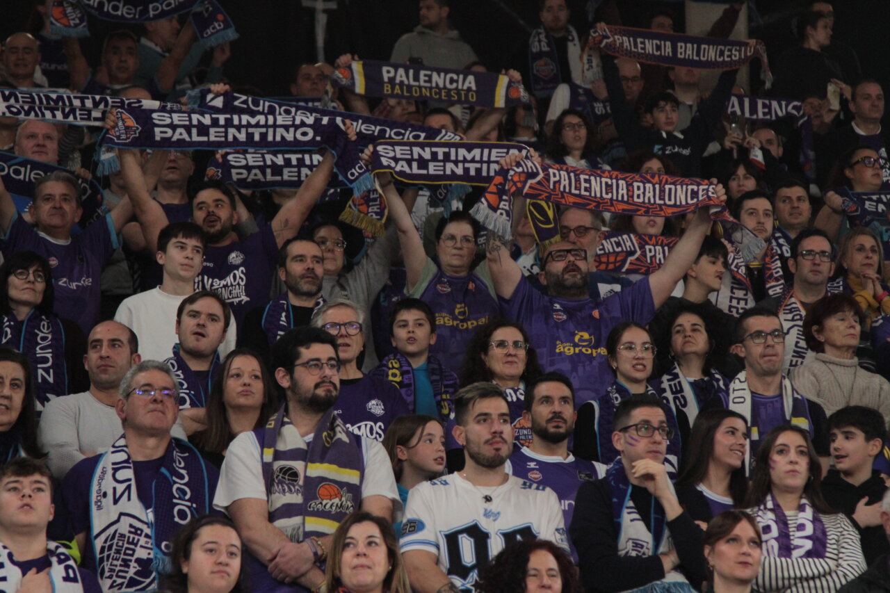 Aficionados animando en las gradas de un partido de baloncesto