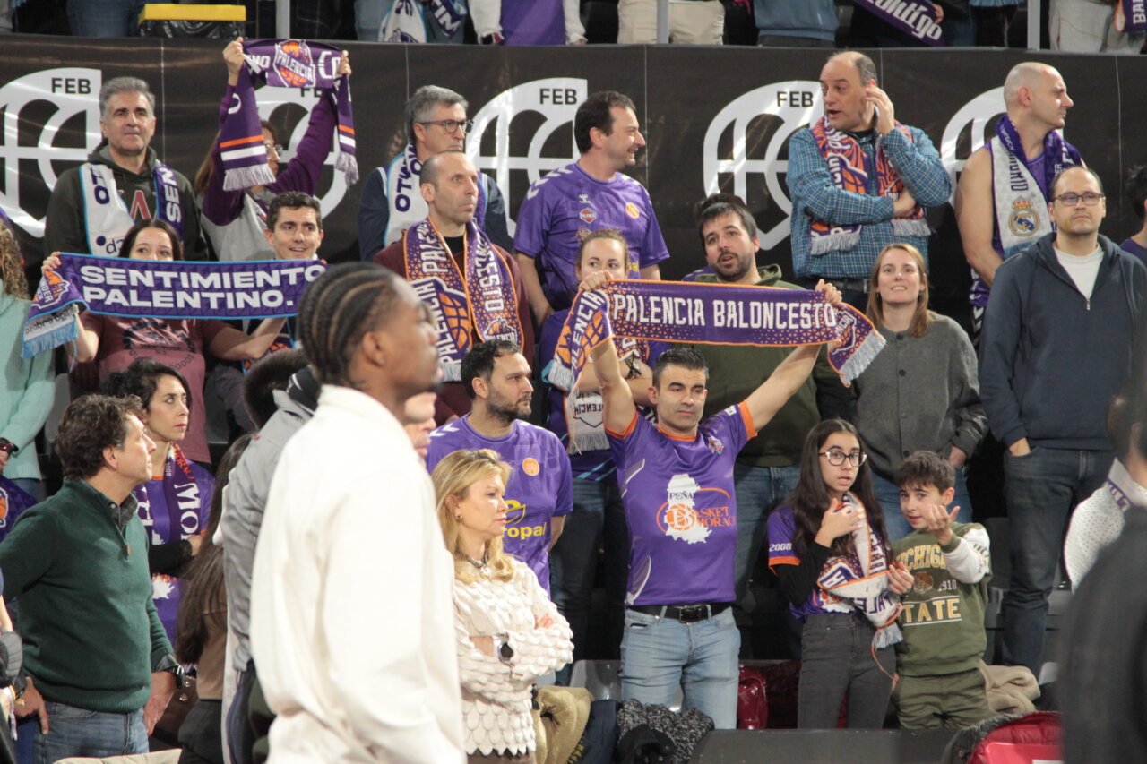 Aficionados animando en las gradas durante la Copa España en Palencia
