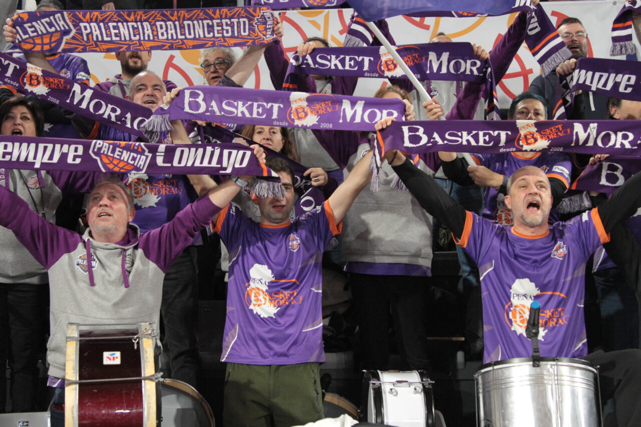 Aficionados animando en las gradas de la Copa España en Palencia