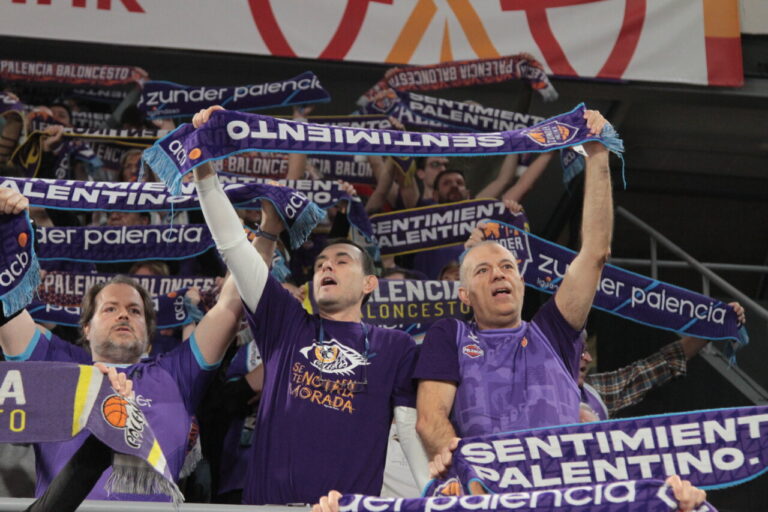 Aficionados animando en las gradas durante la Copa España en Palencia