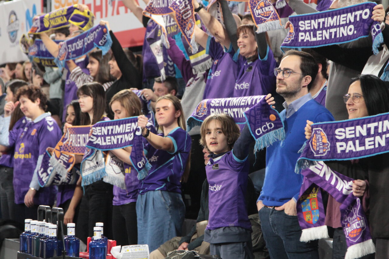 Aficionados animando en las gradas durante la Copa España en Palencia