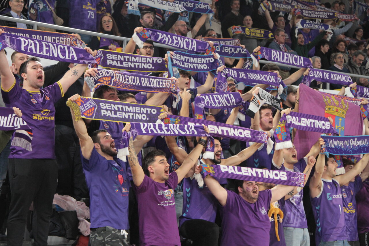 Aficionados animando en las gradas de la Copa España en Palencia