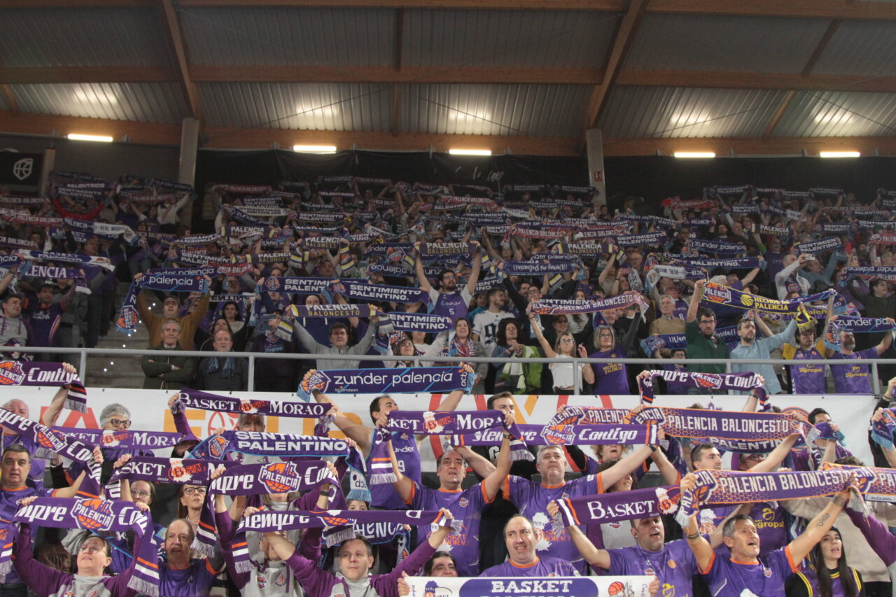 Aficionados animando en las gradas de un partido de baloncesto