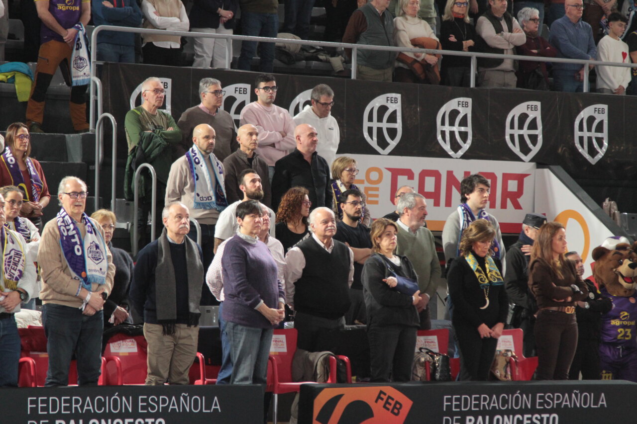 Aficionados en las gradas durante la final de la Copa España en Palencia