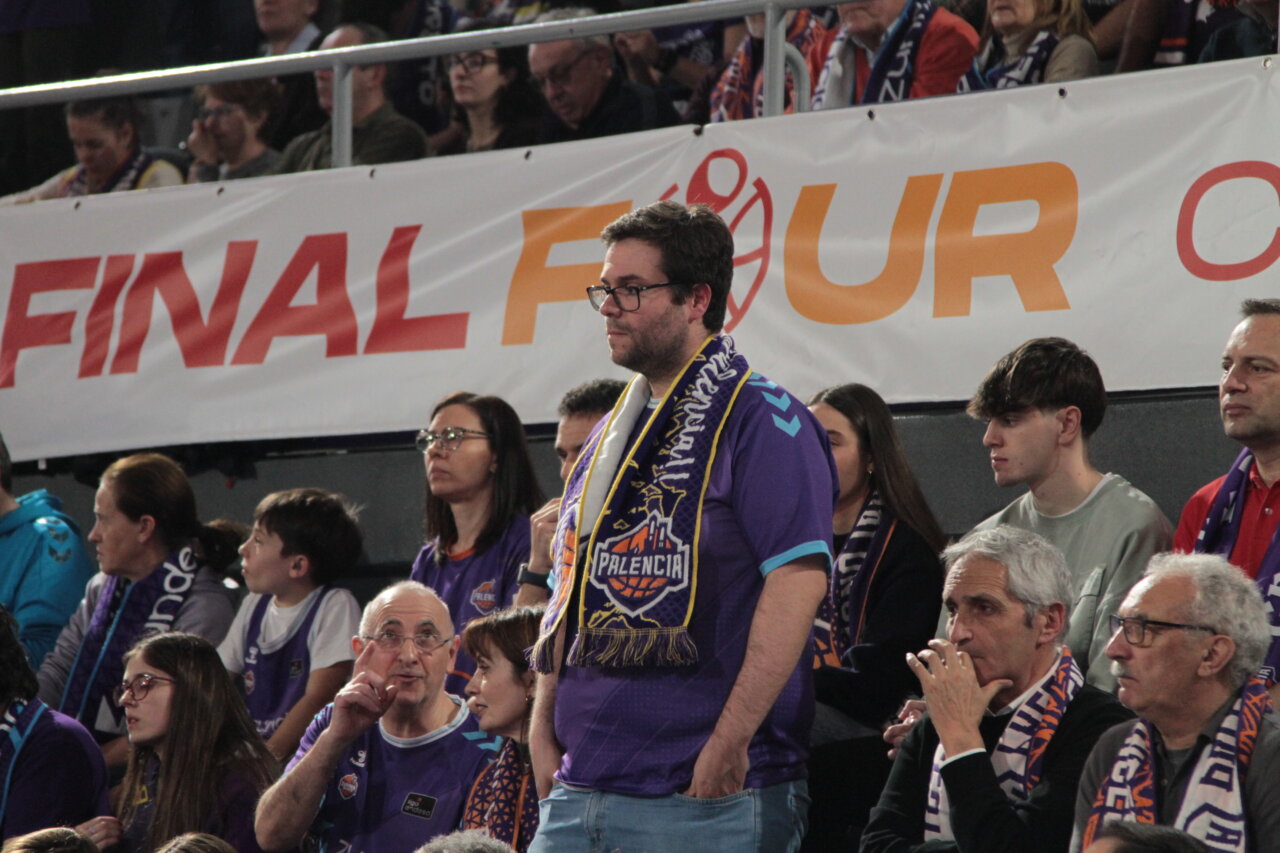 Aficionados en las gradas durante la final de la Copa España en Palencia.