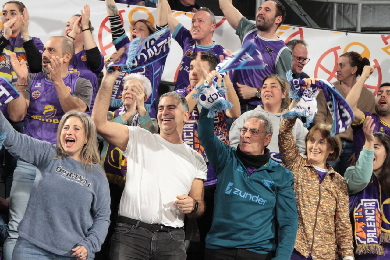 Aficionados animando en las gradas de un partido de baloncesto