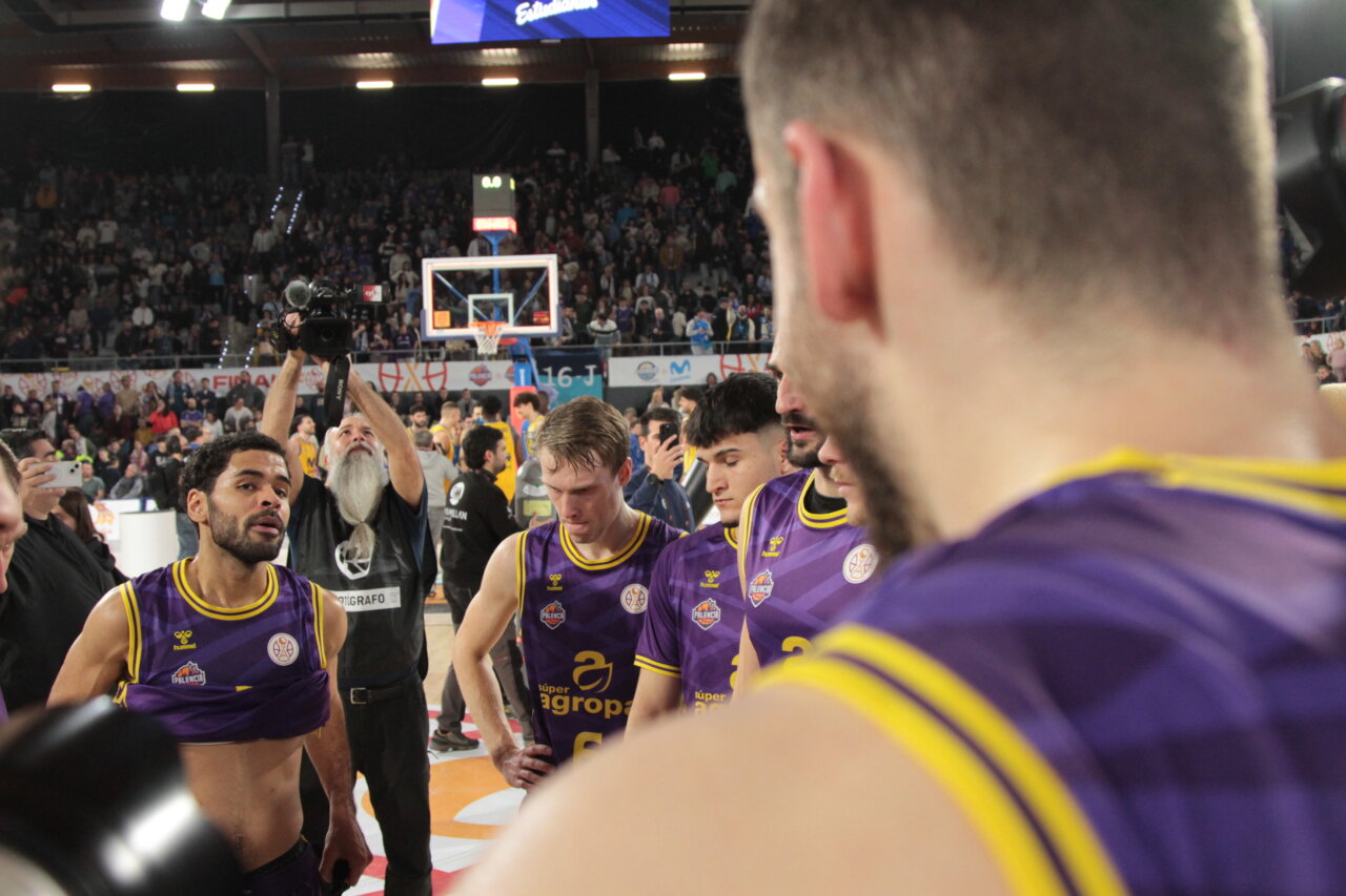 Jugadores en un tiempo muerto durante la final de la Copa España