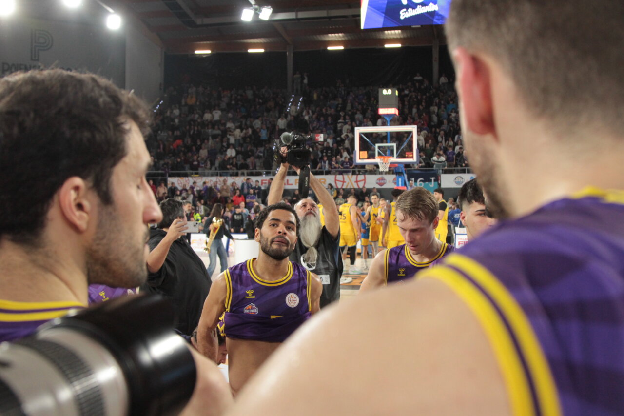 Jugadores de baloncesto en un partido de la Copa España en Palencia.
