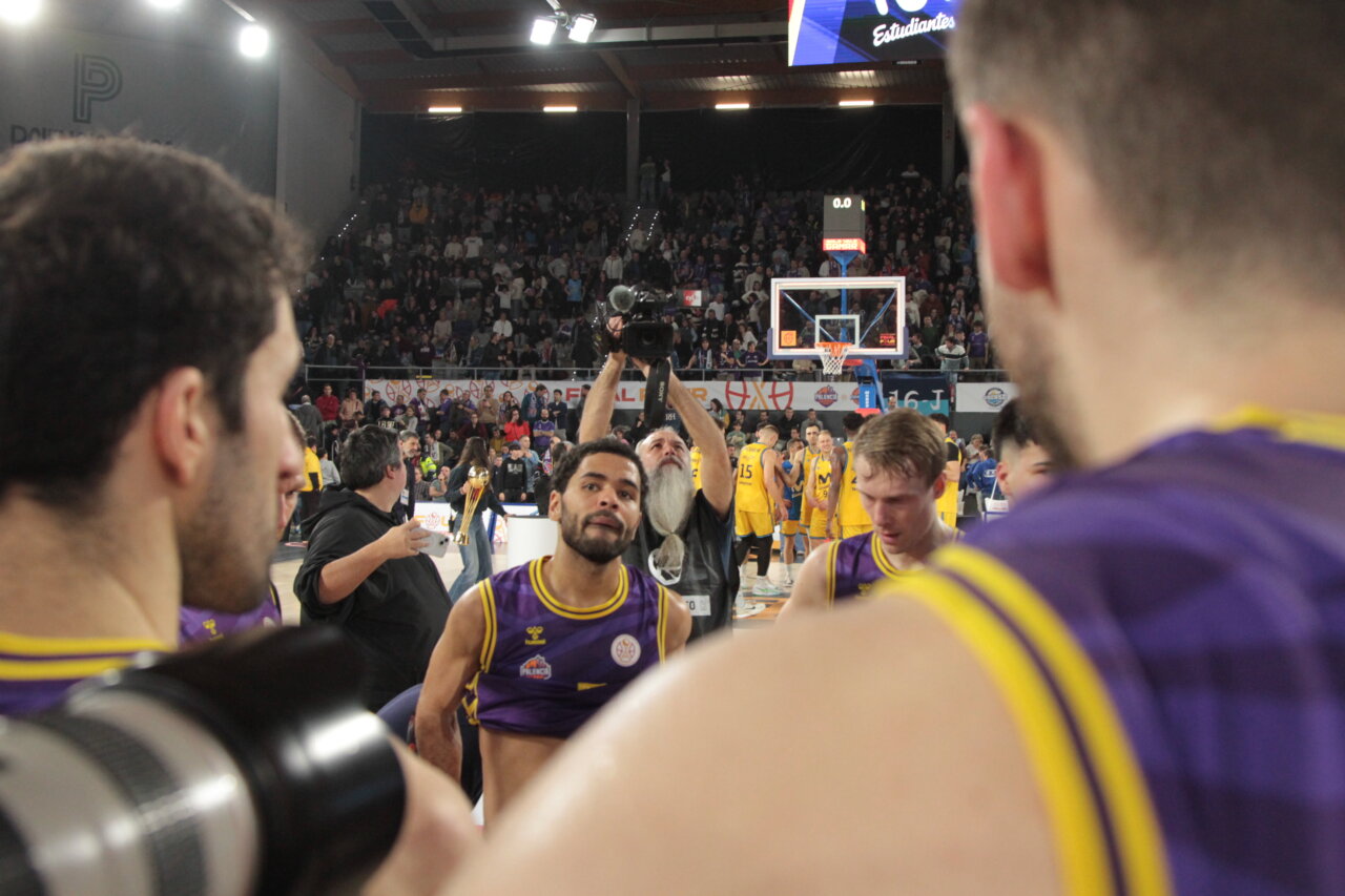 Jugadores celebrando en las gradas durante la final de la Copa España