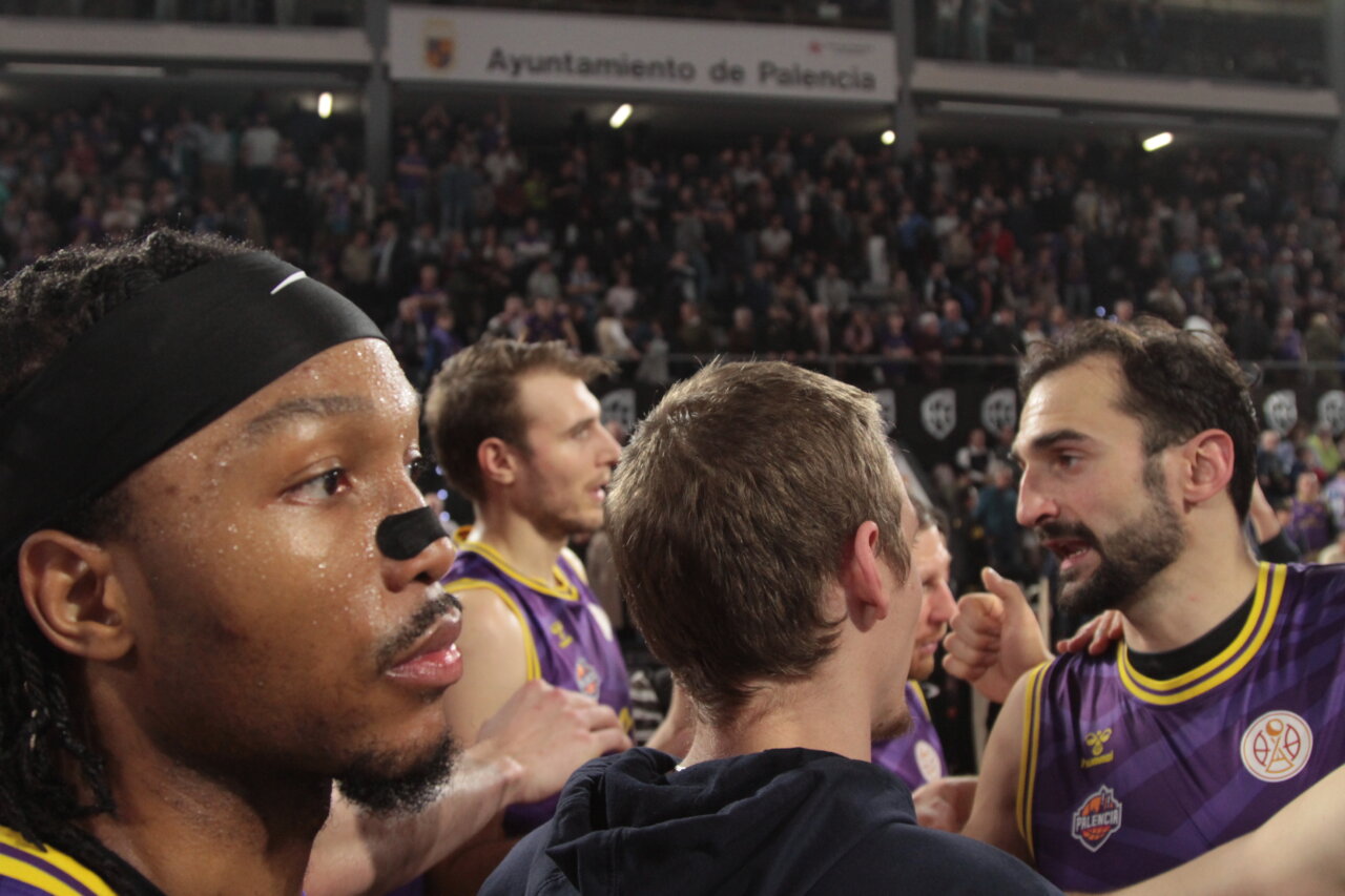 Jugadores celebrando en las gradas durante la Copa España en Palencia
