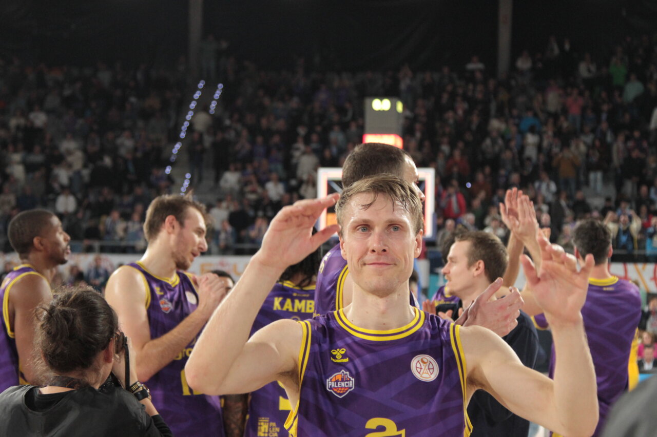 Jugadores aplaudiendo a la afición en la Copa España de baloncesto