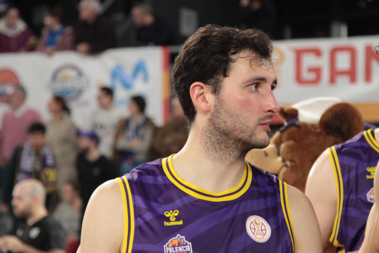 Jugador de baloncesto en las gradas durante la Copa España