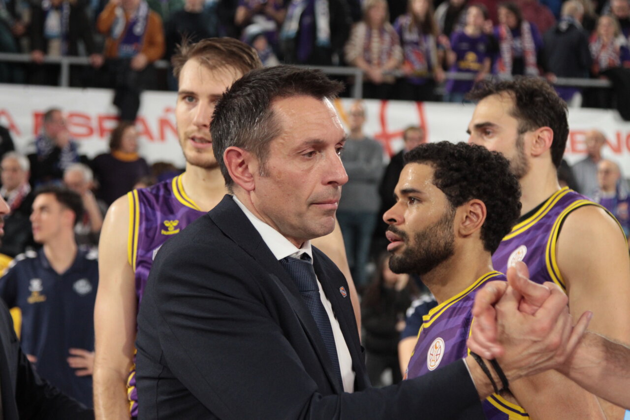 Entrenador y jugadores de baloncesto en la final de la Copa España