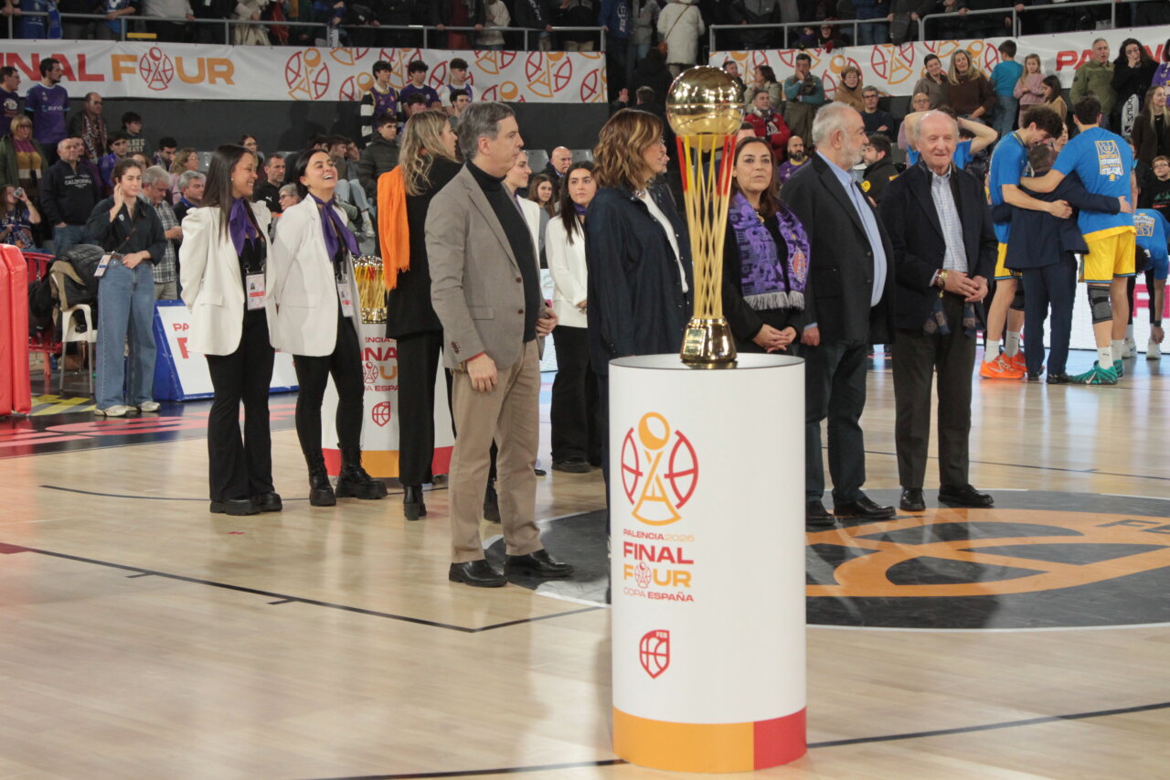 Aficionados en las gradas durante la final de la Copa España en Palencia.
