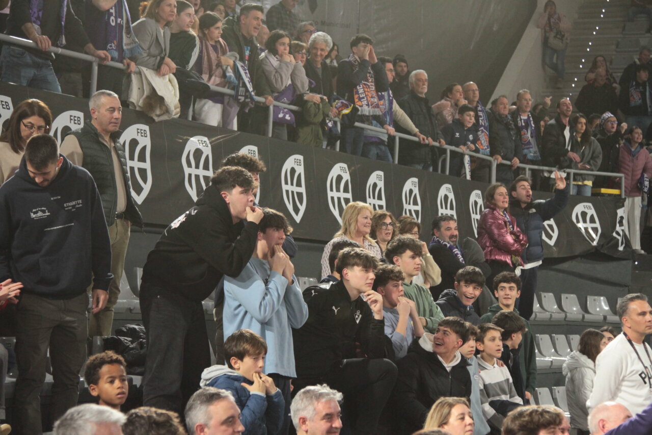 Aficionados animando en las gradas durante la Copa España en Palencia