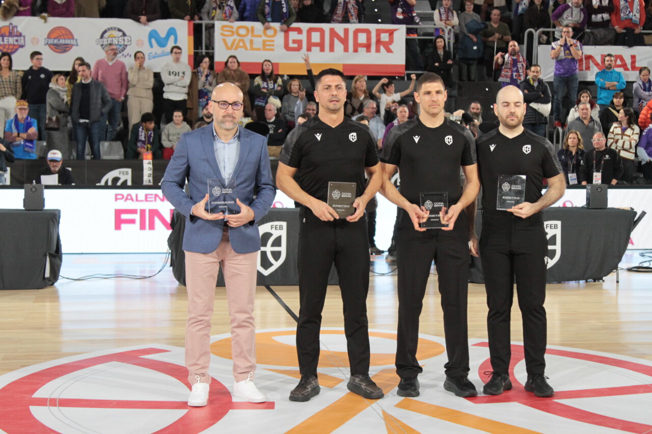 Cuatro personas sosteniendo trofeos en un evento deportivo en Palencia
