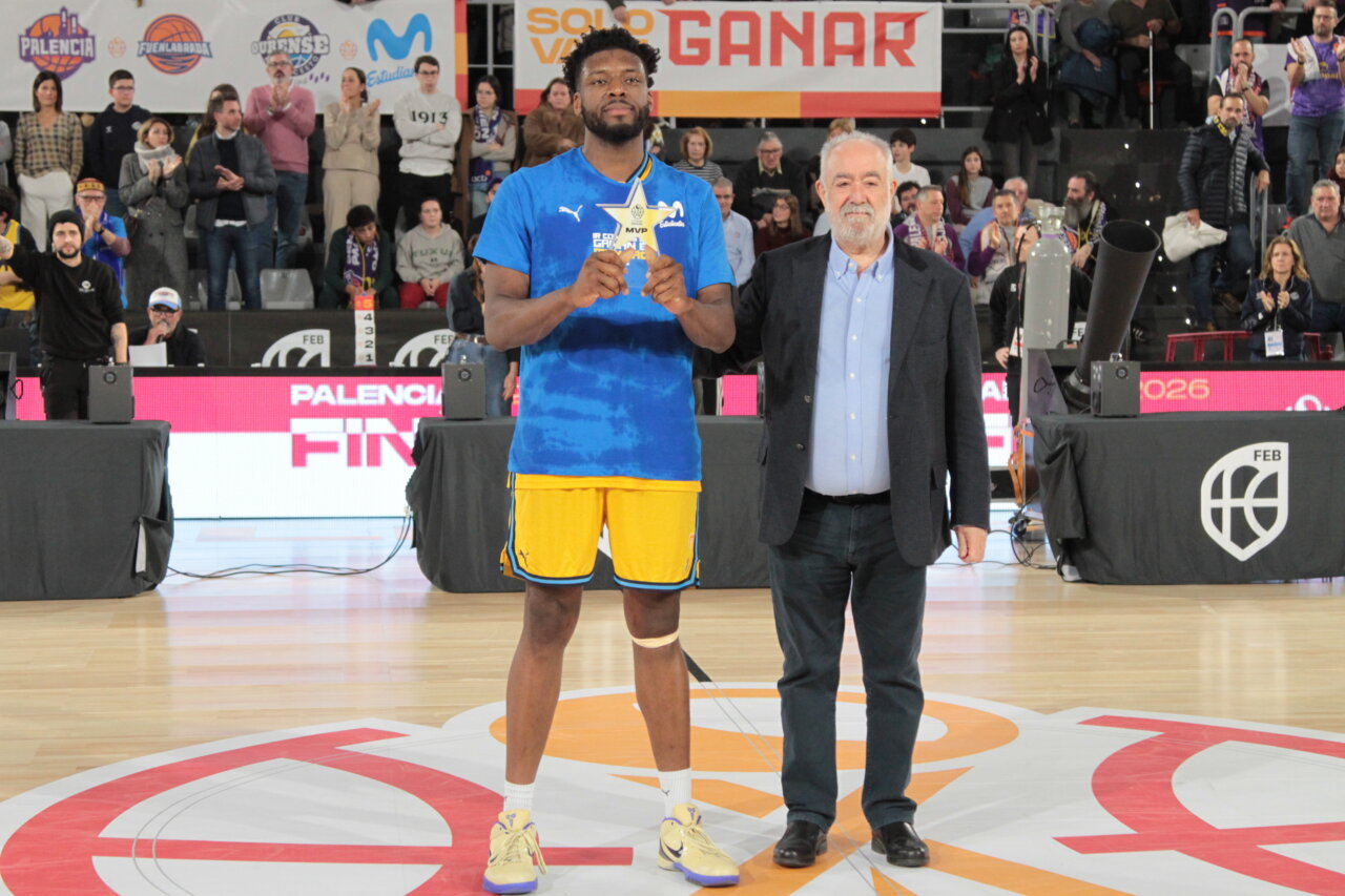 Jugador recibiendo un premio en la final de la Copa España en Palencia