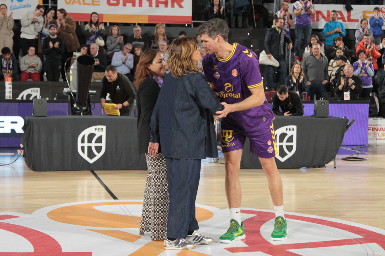 Jugadores y afición en la final de la Copa España en Palencia