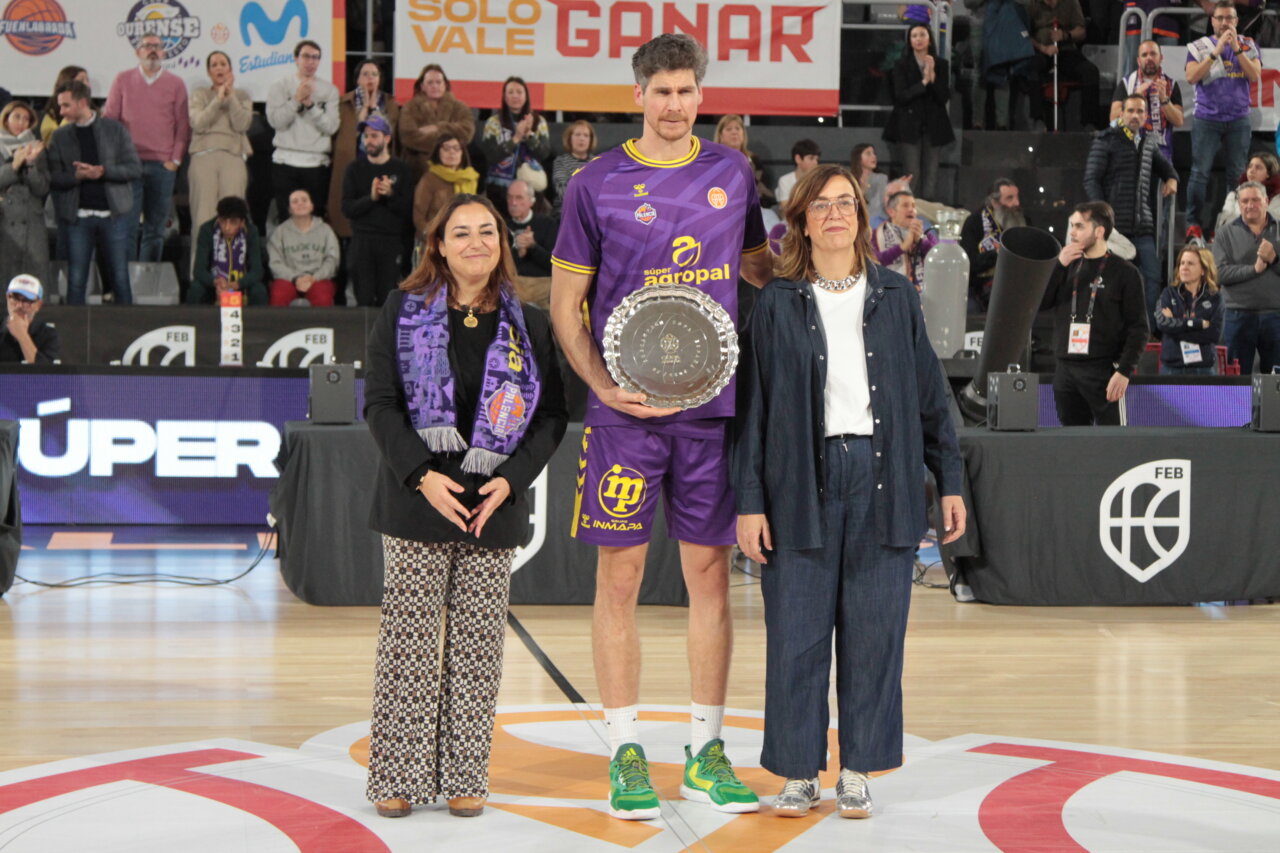 Celebración en las gradas durante la final de la Copa España en Palencia