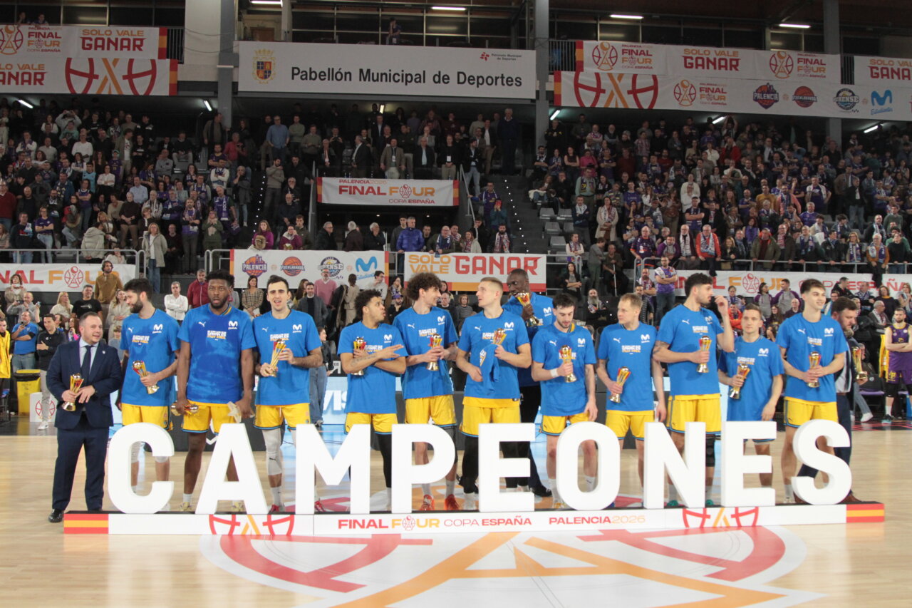 Jugadores del equipo de baloncesto celebrando en las gradas de la Copa España