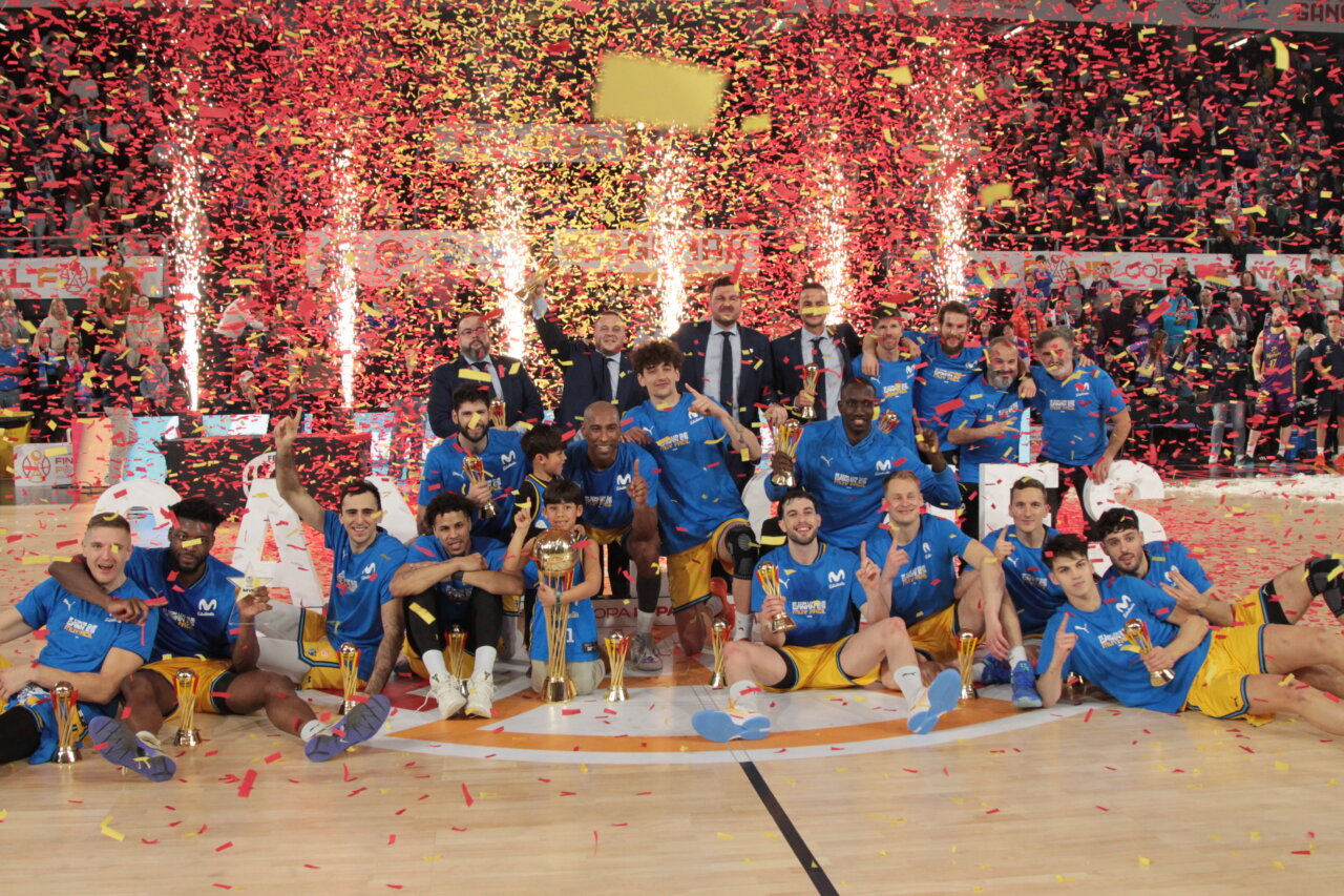 Jugadores del Palencia Basket celebrando la Copa España con trofeos y confeti