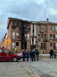 Edificio dañado por incendio en Paredes de Nava con personas reunidas