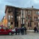 Edificio dañado por incendio en Paredes de Nava con personas reunidas
